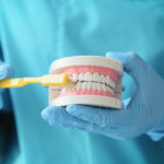 Całościowe leczenie dentystyczne – odkryj ścieżkę do zdrowej i pięknego uśmiechów.
